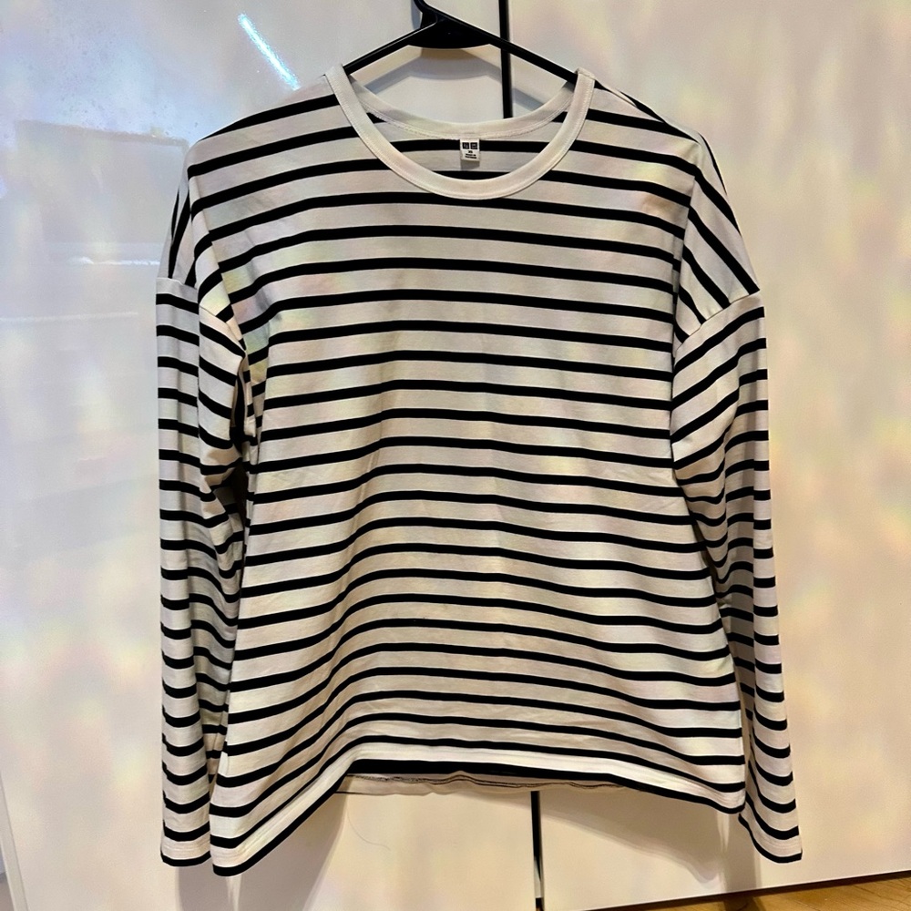🖤🤍Black and White Striped Long Sleeve Shirt.